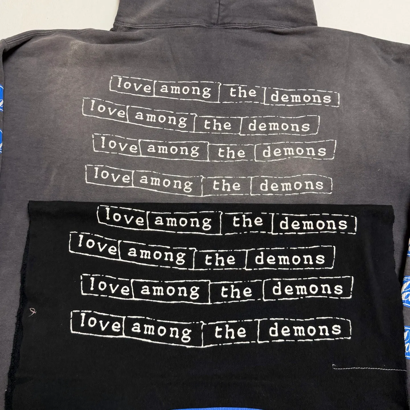 Printed panel SAINT Mxxxxxx HOODIE/LOVE AMONG/BLK blue SAINT barrage slogan hoodie, washed black S-XL, the latest version, revised many times, the version is closer to the original version, and the street flavor is stronger! Heavy washing with water-sprayed fading process for stronger distressing effect. Handmade wormhole destruction treatment. Authentic level extreme distressed crack printing. The main mark and wash mark are all correct versions.